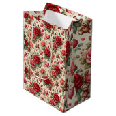 Romantische Eleganz: Rose und Herz Mittlere Geschenktüte (Vorderseite Schrägansicht)