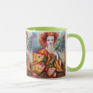 ROMANTISCHE FRAU MIT PEACOCK FEATHER TASSE