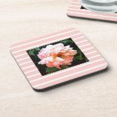 Romantische Frühlingspferde auf Peach Stripes Getränkeuntersetzer (Linke Seite)