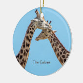 Romantische Giraffe Couple Portrait Name Keramik Ornament (Links)