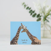 Romantische Giraffe Hugs Personalisiert Postkarte (Stehend Vorderseite)