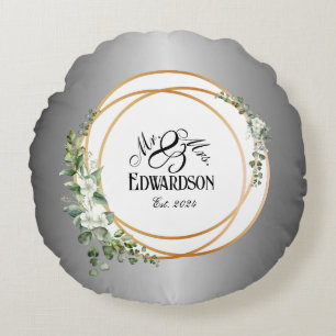 Romantische goldene Ringe und florale Jubiläen Rundes Kissen