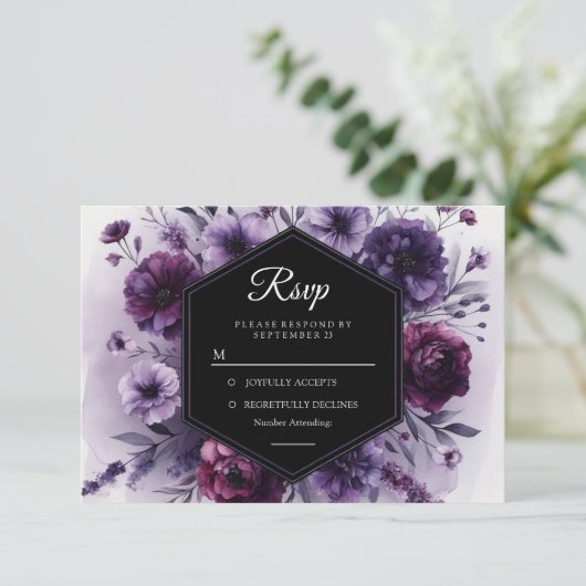 Romantische Hochzeit Lila Blumen RSVP Karte (Stehend Vorderseite)
