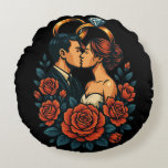 Romantische Hochzeitscoupel Rundkissen Rundes Kissen<br><div class="desc">Mit diesem wunderschönen runden Kissen können Sie Ihren Wohnraum vergrößern und eine herzliche Illustration eines Hochzeitspaares zeigen, das mit feinen Blumen und symbolischen Hochzeitsringen gerahmt ist. Die zentrierte Komposition und die kühne, moderne Farbpalette machen es zu einem Pop - ob auf einer Couch, einem Bett oder einer Lesekanne. Dieses bequeme...</div>