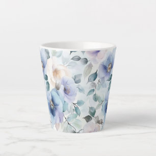 Romantische hübsche lila lila weiße Blumen   Milchtasse
