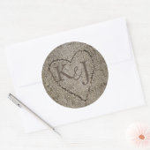 Romantische Initialen in Baumherz gemeißelt Runder Aufkleber (Umschlag)