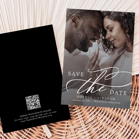 Romantische Kalligrafie QR Code Dunkles Foto Save The Date