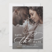 Romantische Kalligrafie QR Code Dunkles Foto Save The Date (Vorderseite)