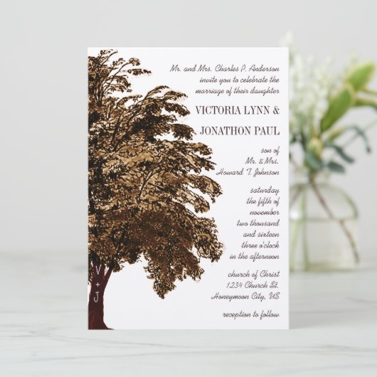 Romantische Liebe Tree Initials in Trunk Wedding Einladung (Stehend Vorderseite)