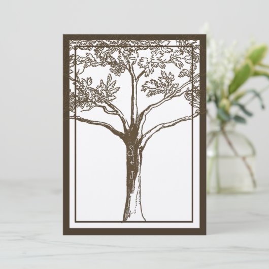 Romantische Liebe Tree Initials in Trunk Wedding Einladung (Stehend Vorderseite)