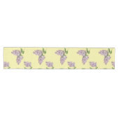 Romantische Lilacs auf Cream Table Runner Mittelgroßer Tischläufer (Horizontal)
