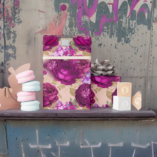 Romantische Magenta-Rose und Gold-Blätter auf Peac Geschenkpapier