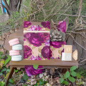 Romantische Magenta-Rose und Gold-Blätter auf Peac Geschenkpapier