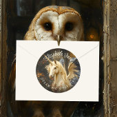 Romantische Märchenwaldlandschaft mit Flügeln Runder Aufkleber