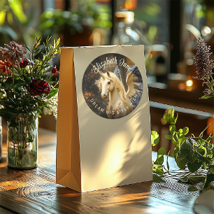 Romantische Märchenwaldlandschaft mit Flügeln Runder Aufkleber