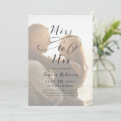 Romantische Miss zu Mrs. script Foto Brautparty Einladung (Stehend Vorderseite)