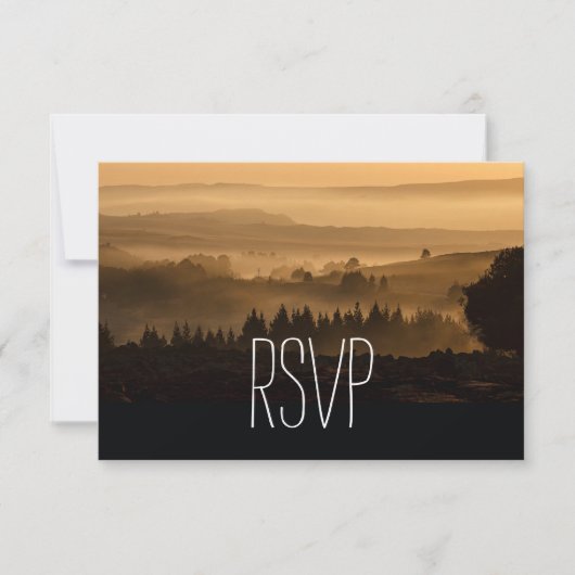 Romantische Misty Mountains Rustikale Hochzeitskar RSVP Karte (Vorderseite)