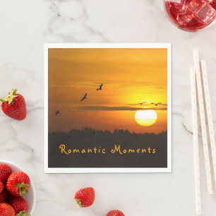 Romantische Momente Krane bei Sonnenaufgang Foto m Serviette