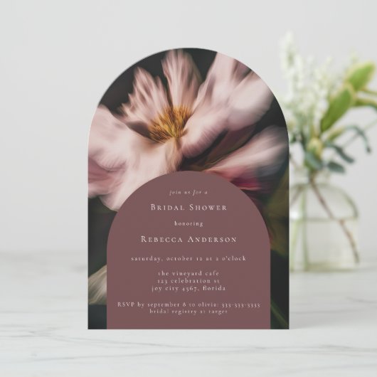 Romantische Moody-Blume Blumenstrauß-Brautparty Einladung (Stehend Vorderseite)