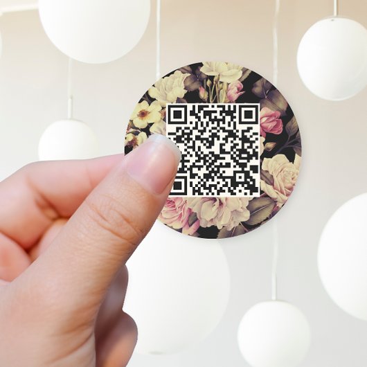 Romantische Moody Floral QR Code Black Runder Aufkleber
