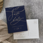 Romantische Navy-Kalligrafie Save the Date Postkar Einladungspostkarte<br><div class="desc">Diese romantische Kalligraphie Ankündigung Datum freihalten Postkarte ist perfekt für eine einfache Hochzeit. Das moderne klassische Design besticht durch extravagante Wirbel und skurrile Schnörkel mit herrlich eleganten,  handgezeichneten Imitaten,  die auf Champagner-Goldfolie-Typografie setzen.</div>