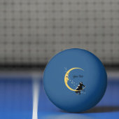 Romantische Paare, die auf verärgertem Tischtennisball (Netto)