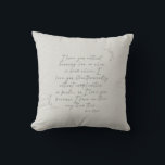 Romantische Poesie Kalligraphie Monogram Kissen Ki<br><div class="desc">Das Design zeigt ein romantisches Gedicht des Dichters Pablo Neruda in einem whimsical Kalligraphie Skript,  umgeben von wunderschönen skizzierten botanischen Blumen. Einfache Anpassung des Kissenrückens mit Monogramm-Initialen der Wahl.</div>