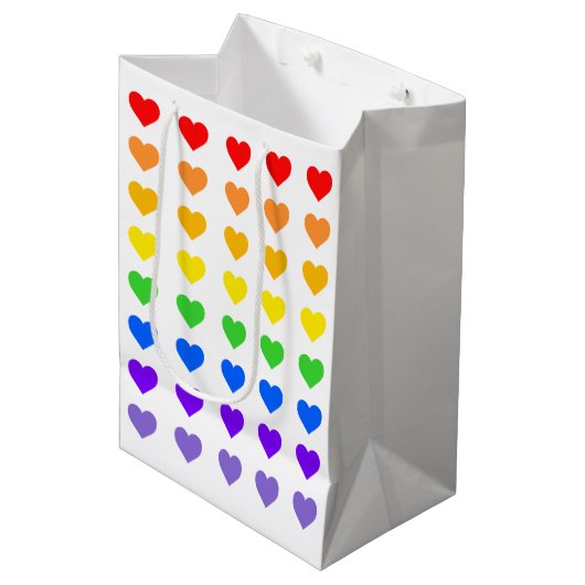 Romantische Rainbow Hearts Mittlere Geschenktüte (Vorderseite Schrägansicht)