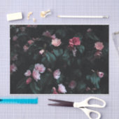 Romantische rosa Blume im dunklen Hintergrund Seidenpapier (Handwerk)