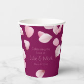 Romantische rosa Blütenblätter Hochzeit Pappbecher (Vorderseite)