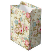 Romantische Rosa Englische Rose auf blassgelb Mittlere Geschenktüte (Vorderseite Schrägansicht)