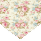 Romantische Rosa Englische Rose auf blassgelb Tischdecke (Schrägansicht)