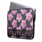 Romantische rosa Pelargonie-Blumen auf irgendeiner Laptopschutzhülle (Vorderseite Links)