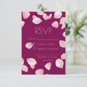 Romantische rosa Petals Wedding RSVP Card (Stehend Vorderseite)
