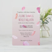 Romantische Rosa Rose Petal Einladung (Stehend Vorderseite)