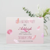 Romantische Rosa Rose Petal Einladung (Stehend Vorderseite)