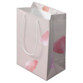 Romantische Rosa Rose Petal Mittlere Geschenktüte (Vorderseite Schrägansicht)