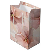 Romantische Rose Blush Pink Gold Floral Mittlere Geschenktüte (Vorderseite Schrägansicht)