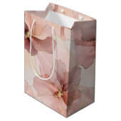 Romantische Rose Blush Pink Gold Floral Mittlere Geschenktüte (Rückseite Schrägansicht)