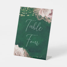 Romantische Rose über Hochzeitswasser auf Smaragdg