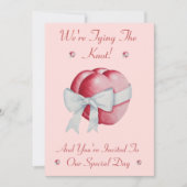 Romantische rote Liebe weißer Bogen, der den Knote Einladung (Vorderseite)