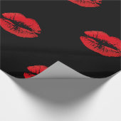 Romantische rote Lippenküsse auf schwarzem Geschenkpapier (Ecke)