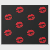Romantische rote Lippenküsse auf schwarzem Geschenkpapier (Flach)