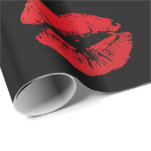 Romantische rote Lippenküsse auf schwarzem Geschenkpapier (Rolleneckpunkt)