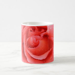 Romantische rote rosa Rosen-Wassertropfen Kaffeetasse