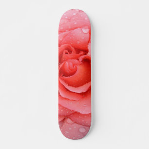 Romantische rote rosa Rosenwassertropfen Skateboard