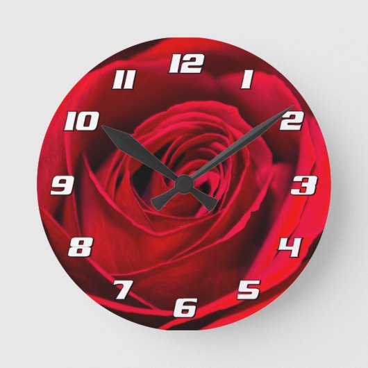 Romantische Rote Rose in voller Blüte mit Zahlen Runde Wanduhr (Vorderseite)