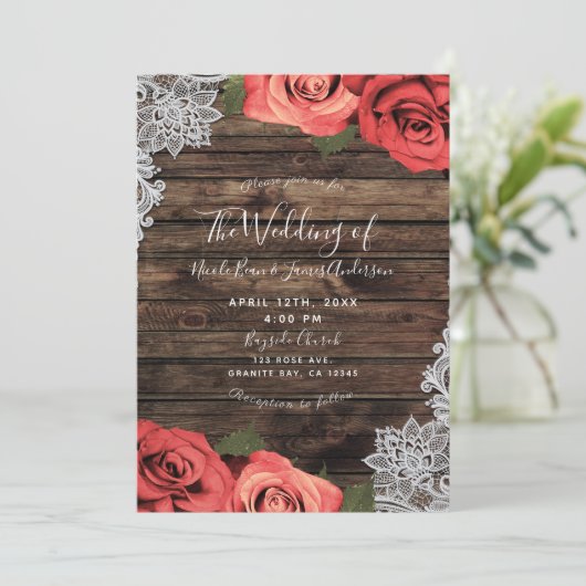 Romantische Rote Rose Rustikale Hochzeit Einladung (Stehend Vorderseite)