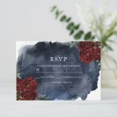 Romantische Rote Rose- und Wasserfarbenhochzeit RSVP Karte (Stehend Vorderseite)