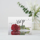 Romantische Rote Rose Wedding RSVP Postkarte (Stehend Vorderseite)